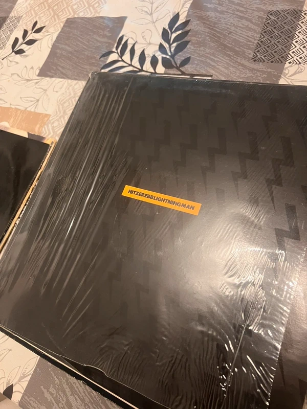 Lightning Man (Remixes)" del grupo de música electrónica industrial Nitzer Ebb, publicado en 1990