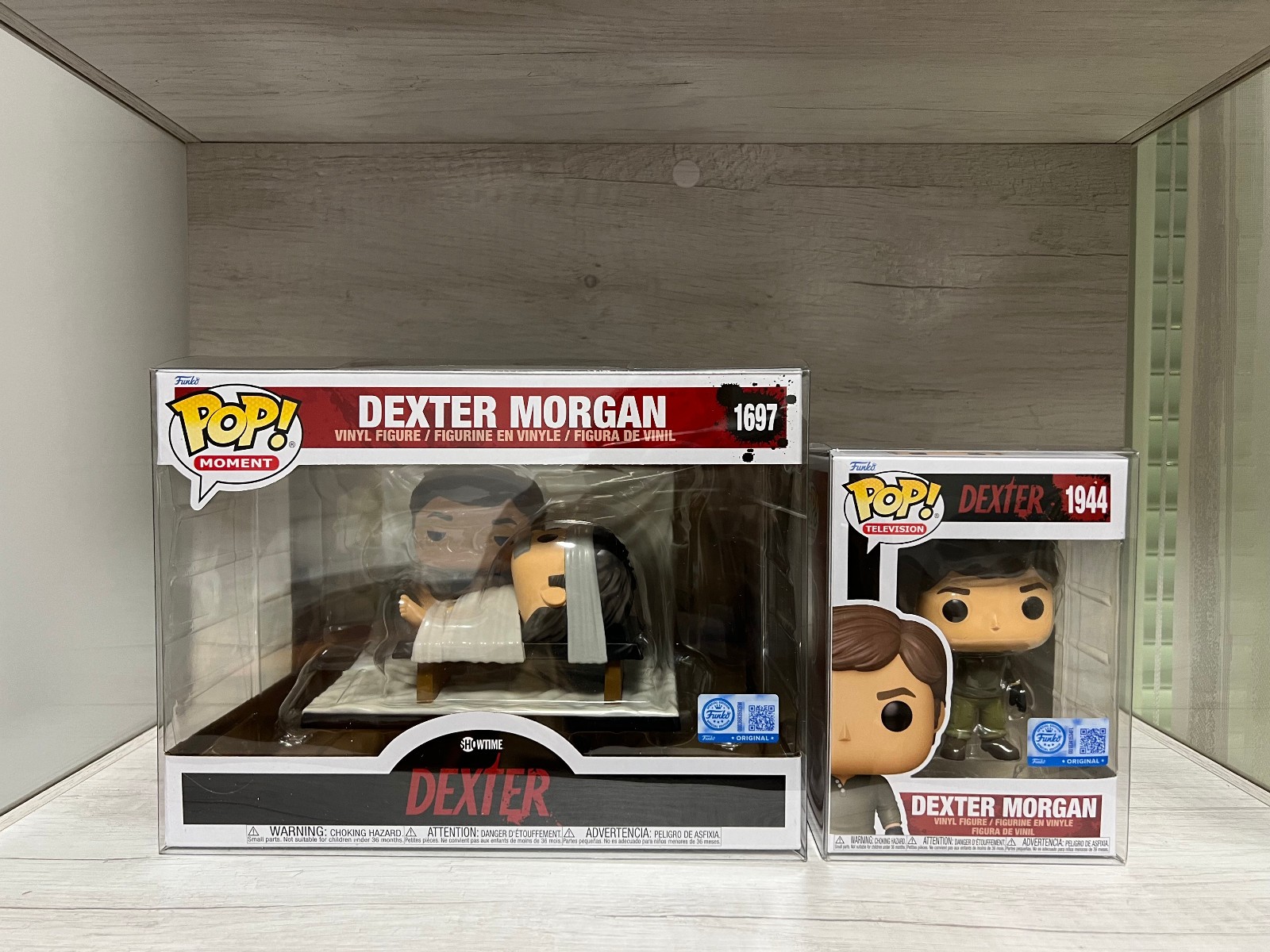 Funko Pop Dexter Morgan 1944 + Dexter Morgan 1967 + protectores de plástico