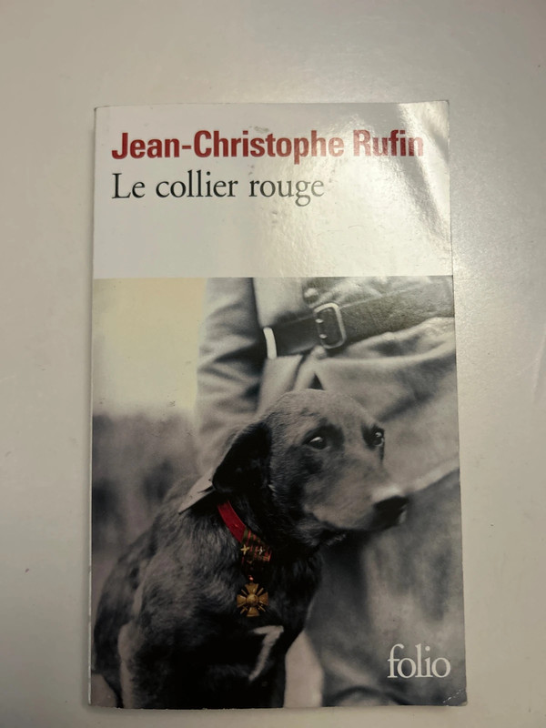 Le collier rouge
