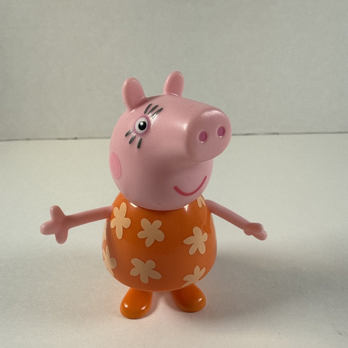 Peppa Pig Mummy Pig ~ 3” Plastic Figure ~  Mattel Toy ~ Orange Shirt w/ Flowers