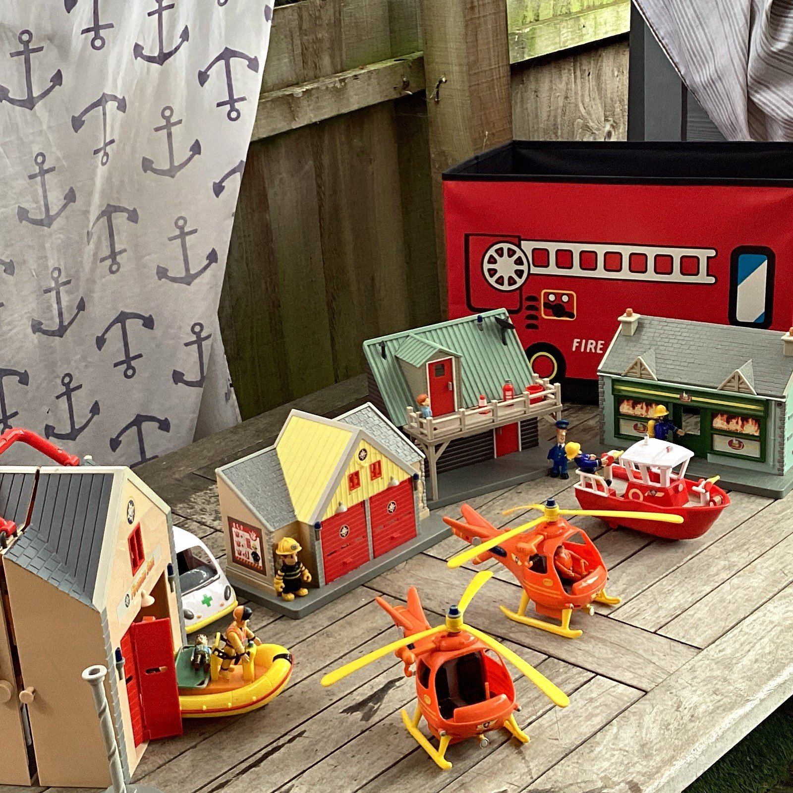 Pompiere Sam Playset Plastica Edifici, Figure, Elicottero, Barca, Ambulanza Ecc