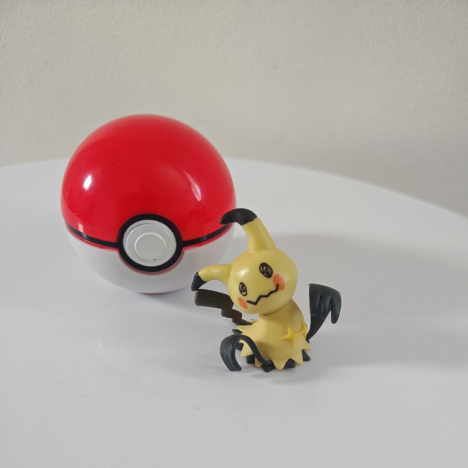 Pokemon Mimikyu Jazzwares Figura Pronta alla Battaglia con Palla 2021 Nintendo 4cm