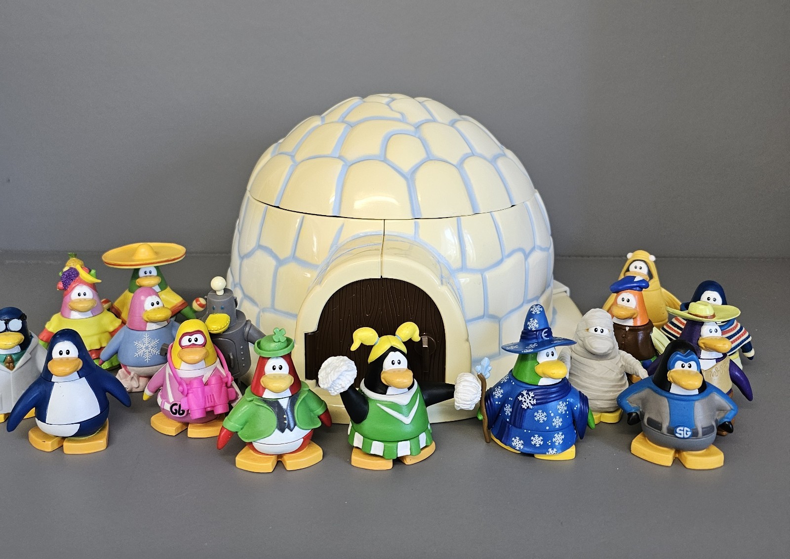 DISNEY CLUB PINGUINO IGLOO PLAYSET E FIGURE BUNDLE X16 CON SUONI 