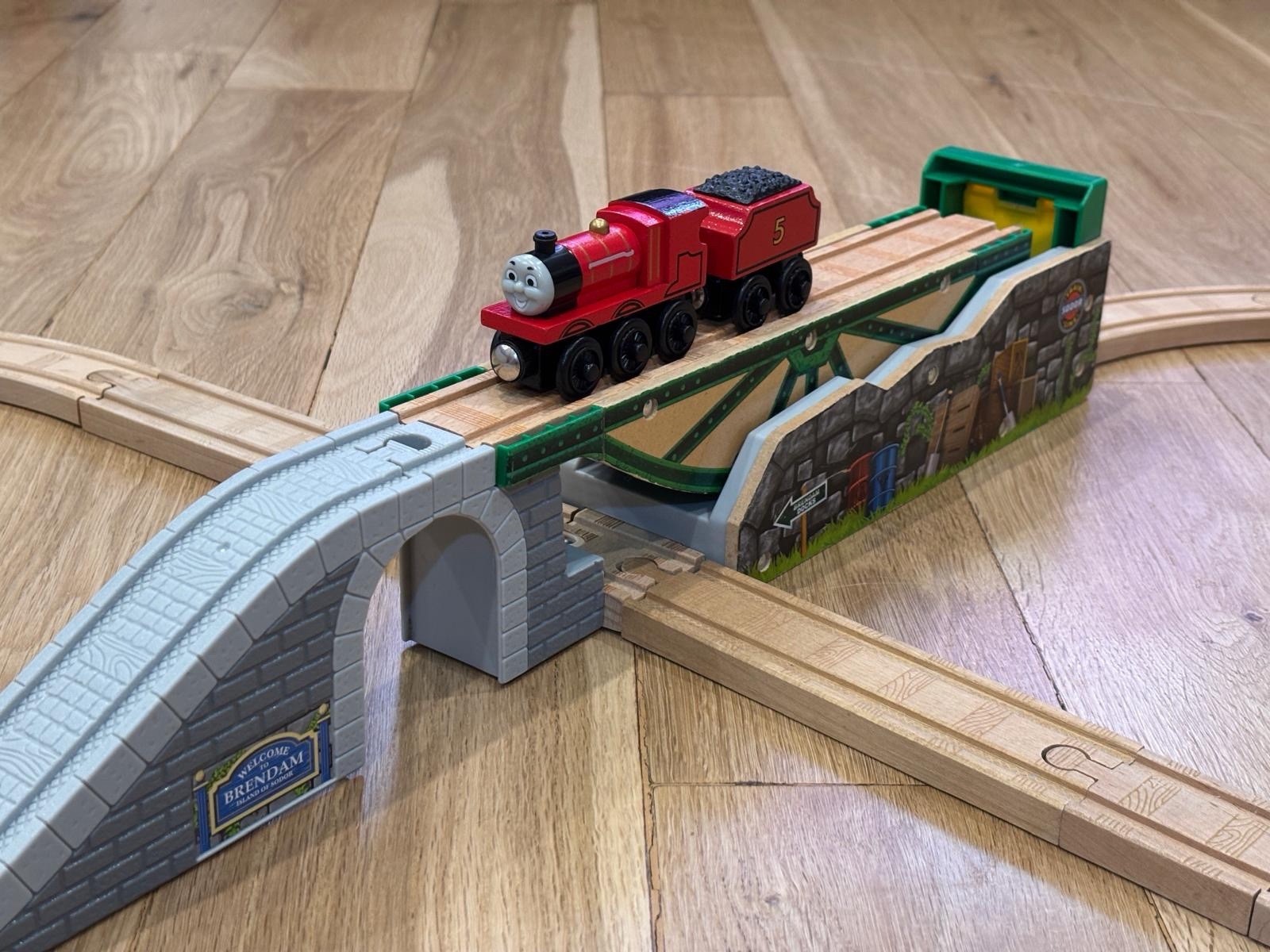 Thomas & Friends-Tidmouth’s Tipping Bridge set ferroviario in legno con James usato in ottime condizioni
