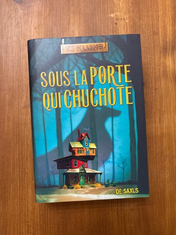 Sous la porte qui chuchote