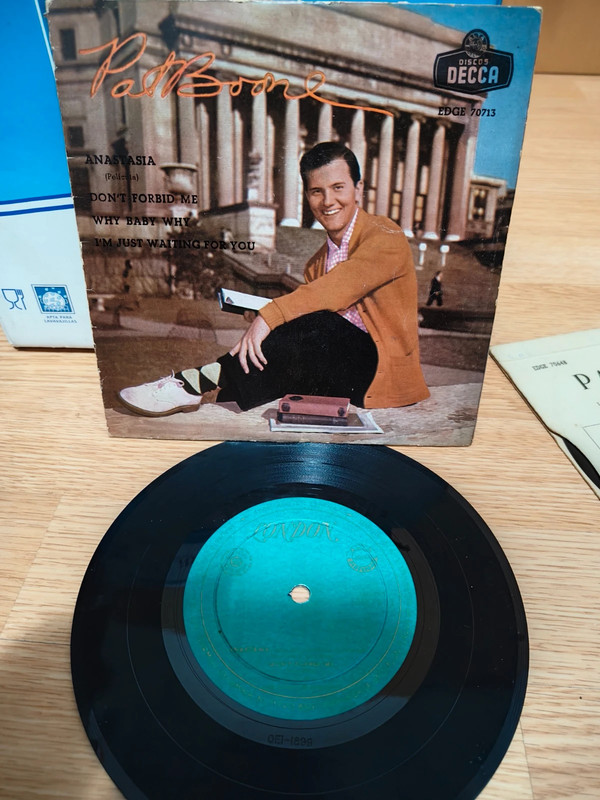 2 vinilos 7" Pat Boone (ver + vinilos en armario)