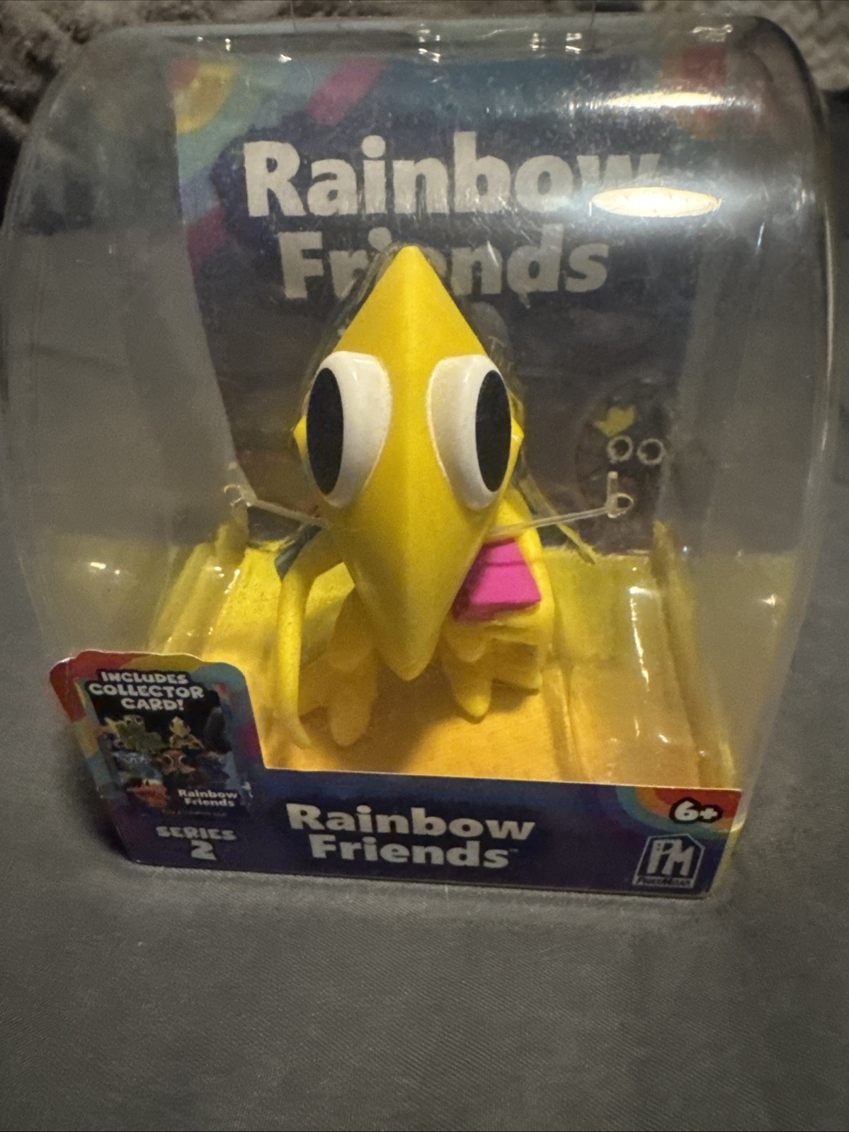 Rainbow Friends Serie 2 Modellino Mostro Giallo e Carta da Collezione Phatmojo Sigillato