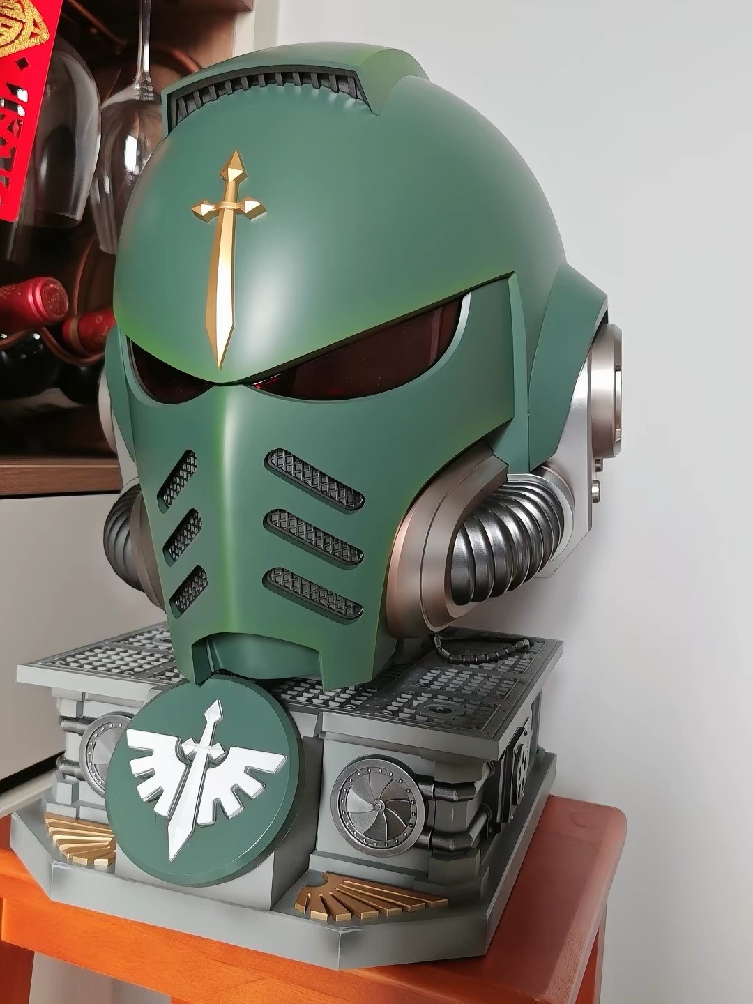 JOYTOY Warhammer 40k Dark Angels Mk X Helmet 1:1 Replica with Base LED