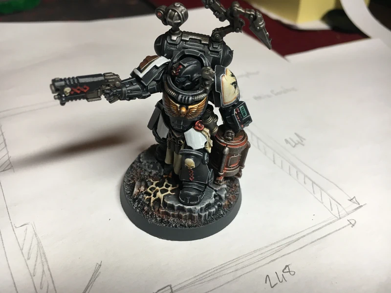 apothicaire en armure gravis black templar peintes