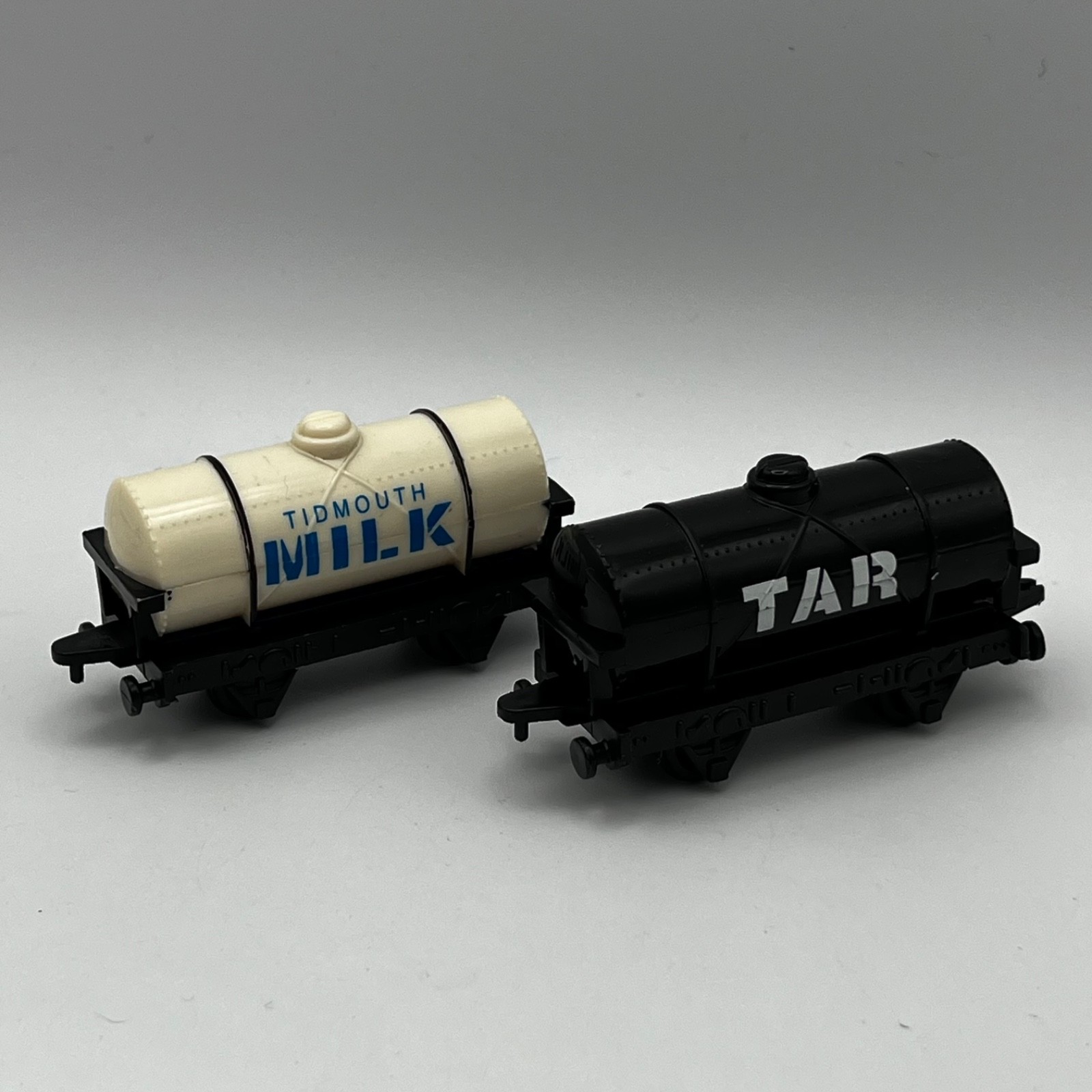 Pacchetto pressofuso carri cisterna ERTL Thomas & Friends Tidmouth Milk & Tar #18