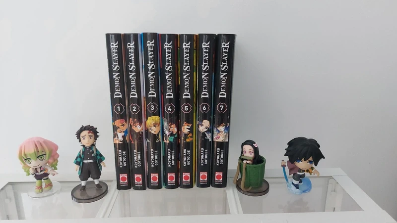 Mangas Demon Slayer de 1 à 7 plus 4 figurines