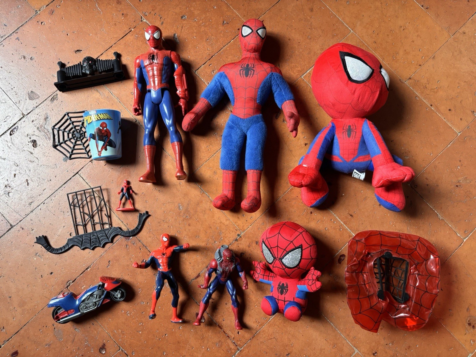 Marvel Spider-Man lotto action figure e accessori + 3 peluche, senza confezione