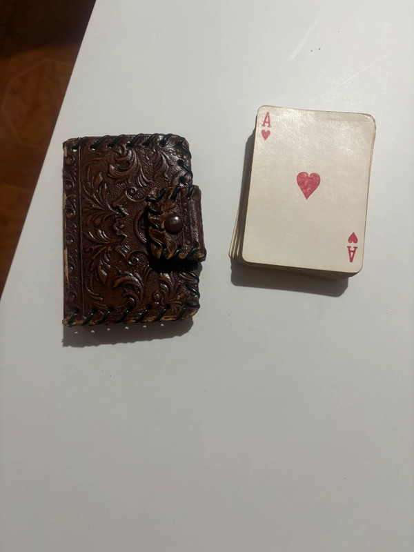 Baralho completo de cartas com estona em pele