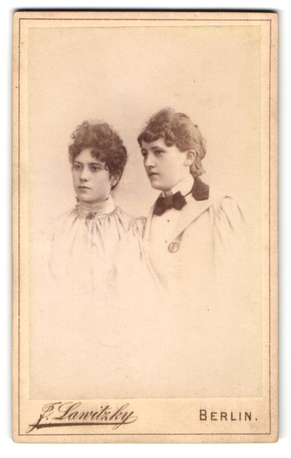 Fotografia Jul. Lawitzky, Berlino, Friedrichstraße 138, Due giovani donne...