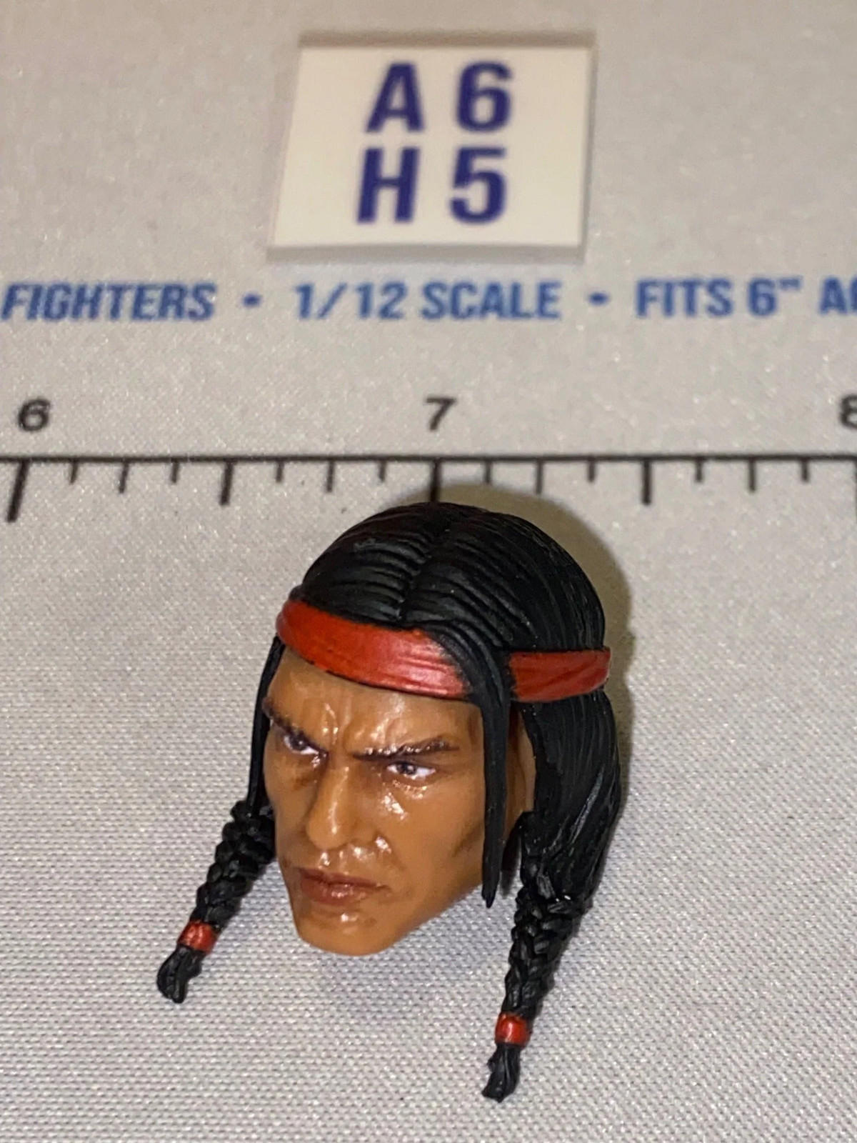 Scultura testa maschio nativi americani scala 1/12 con trecce e fascia
