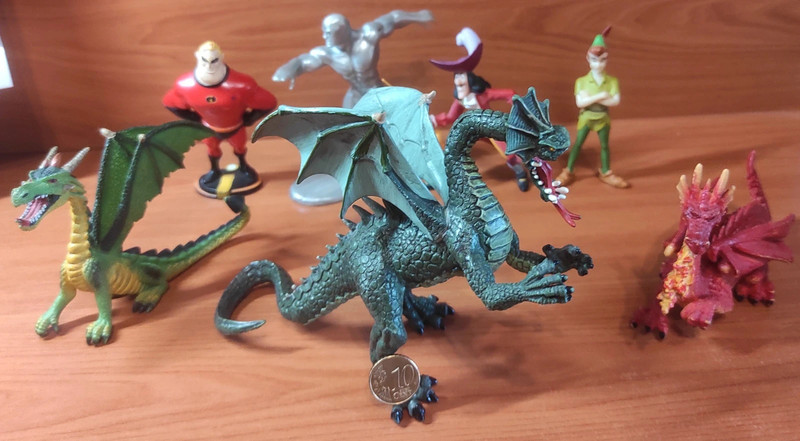 Lote 4 muñecos y 3 dragones.