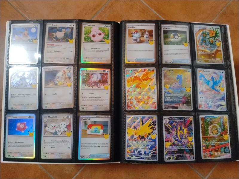 Set base 30 anniversario con tutti Pikachu e 15 full art