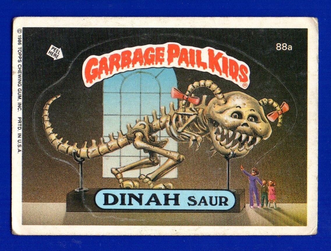 ADESIVO DINAH SAUR 1986 TOPPS GPK SECCHIO SPAZZATURA BAMBINI #88A MOLTO BUONO