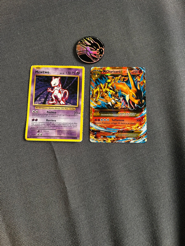 M Charizard EX con moneta e Mewtwo