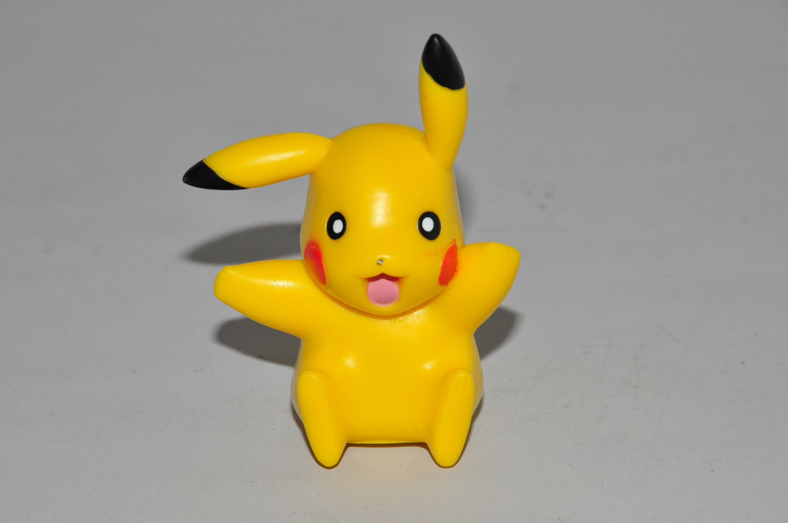 Pikachu Sitting POKEMON Jakks Pacific Nintendo 2007 Figura 2,5" (coda mancante)