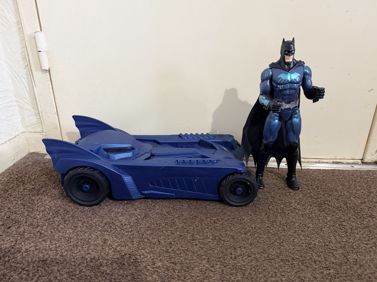 DC Comics Batman Batmobile Veicolo e Statuina Articolata 30 cm