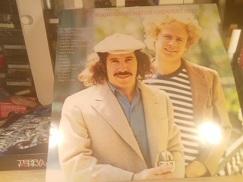 Disque vinyle de Simon et Garfunkel, greatest hits.