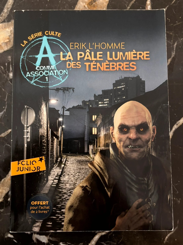 Livre La pâle lumière des ténèbres