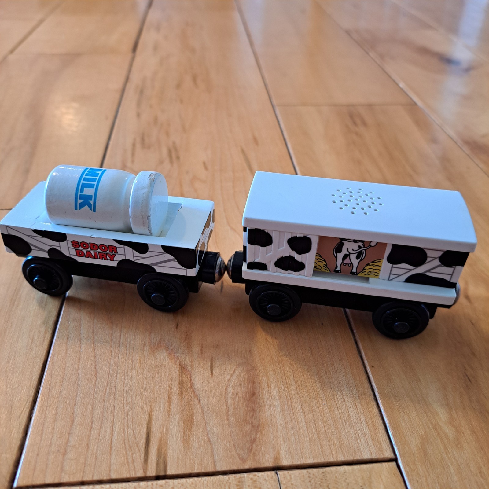 SODOR LATTICINI AUTO!  LATTE BARILE AUTO MUCCA AUTO!  Il suono funziona!  Ferrovia in legno Thomas