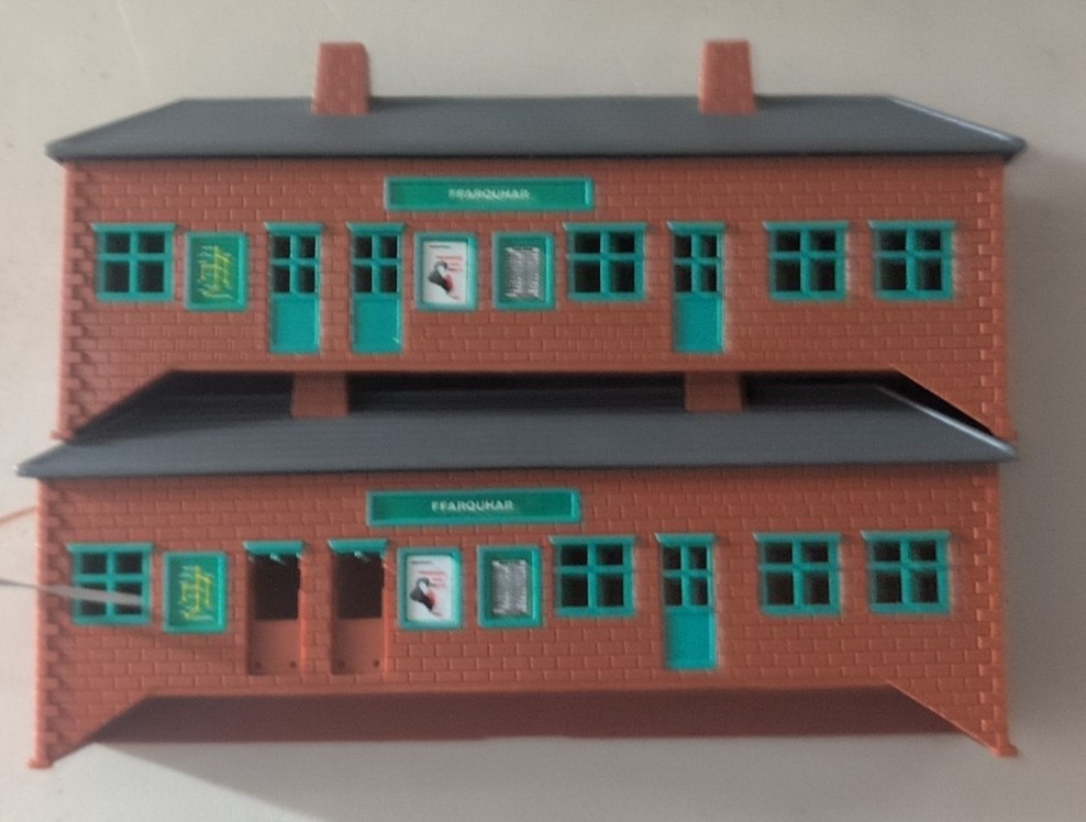 Lotto di 2 $10 Thomas Train Track Master Stazione Ferroviaria Farquhar