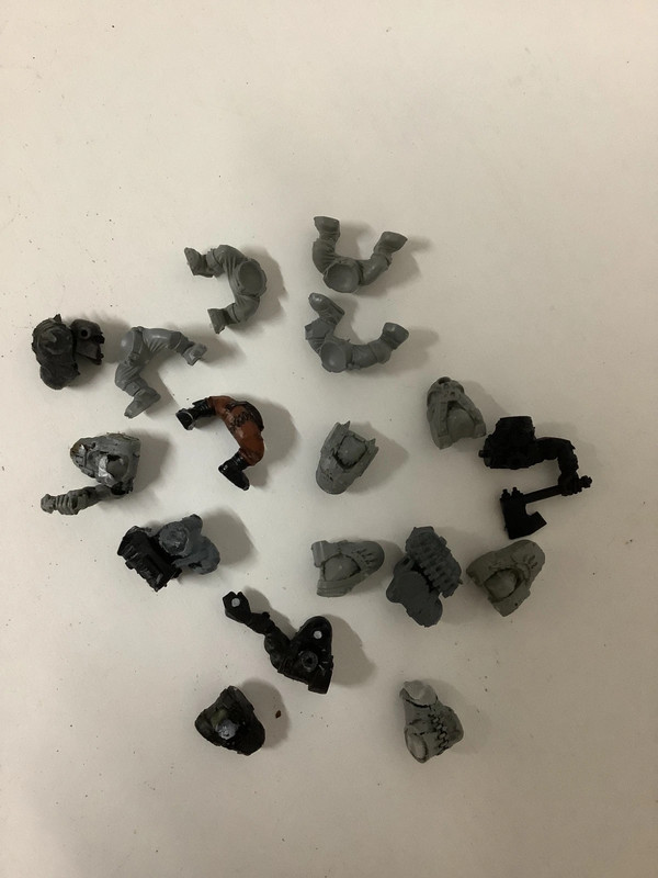 Cuerpos y piernas de guerreros orcos