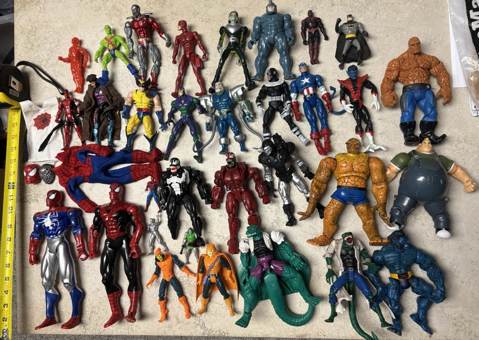 Enorme lotto di 32 action figure vintage Marvel Spider Man XMen Venom Deadpool Avengers