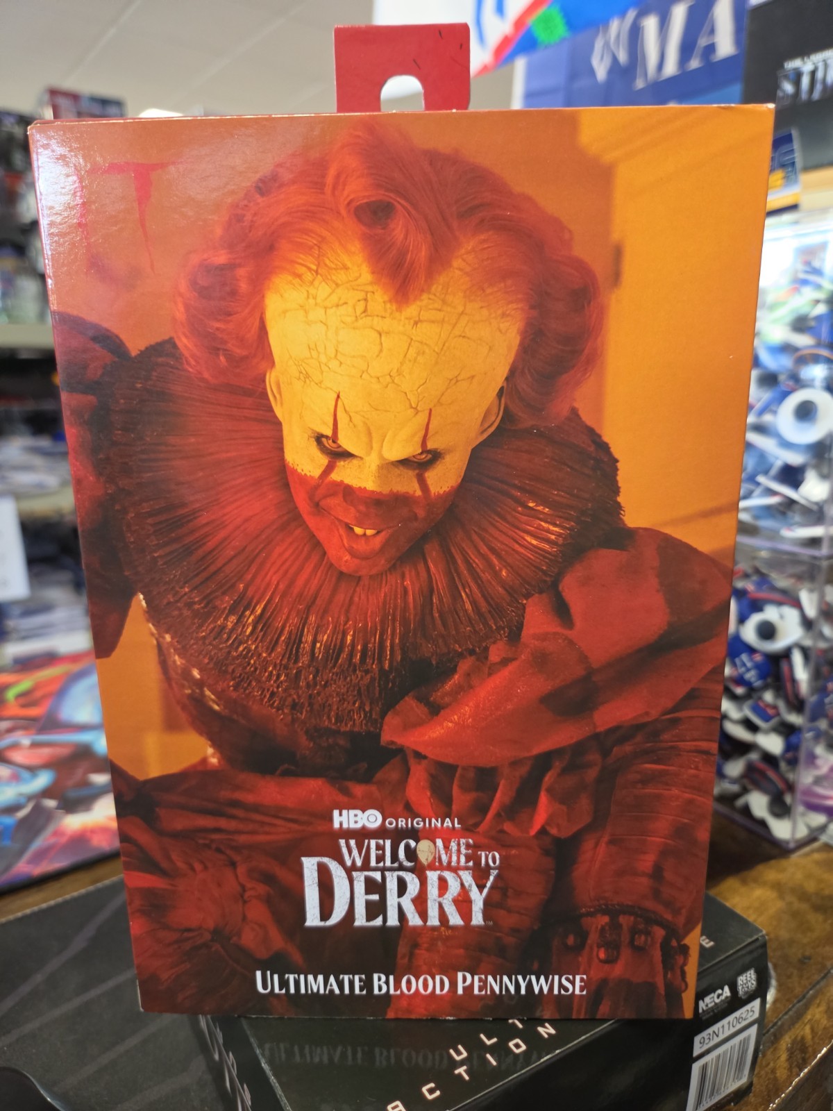 Figurina NECA IT Ultimate Blood Pennywise Welcome To Derry in omaggio. Spedizione 