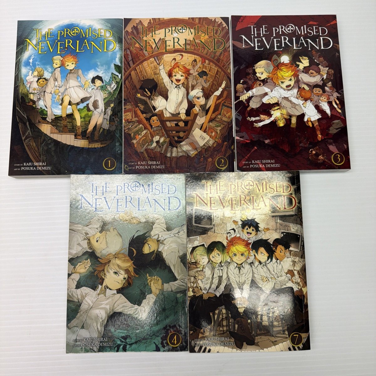 Lotto manga The Promised Neverland (volumi 1-4, 7) lotto di 5 libri
