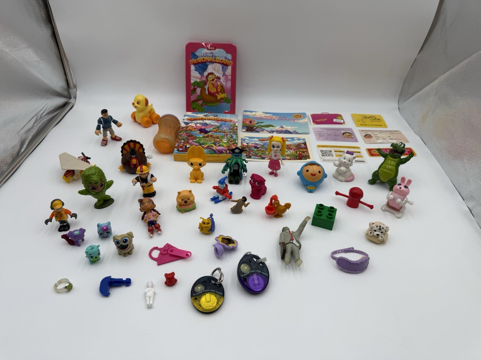 Lotto misto casuale vari piccoli giocattoli e figurine