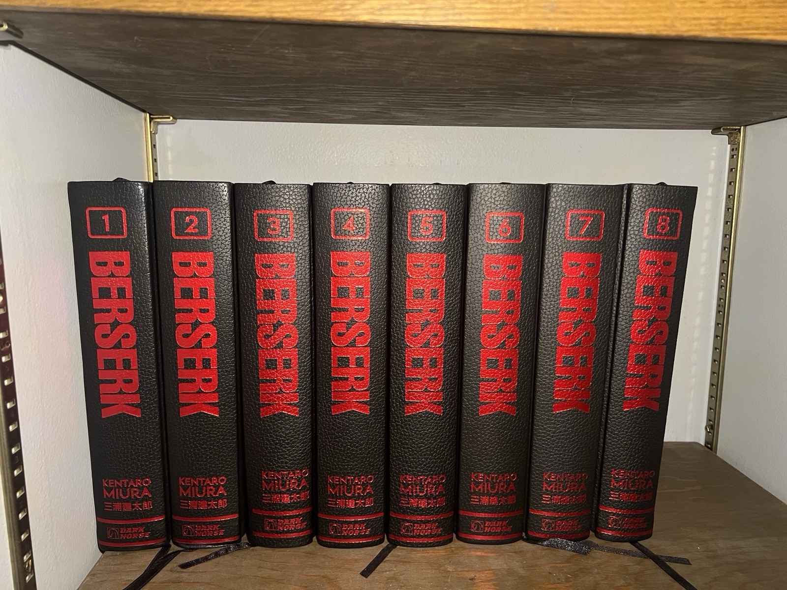 Lotto set Berserk Deluxe Edition copertina rigida vol 1-8 Kentaro Miura Dark Horse