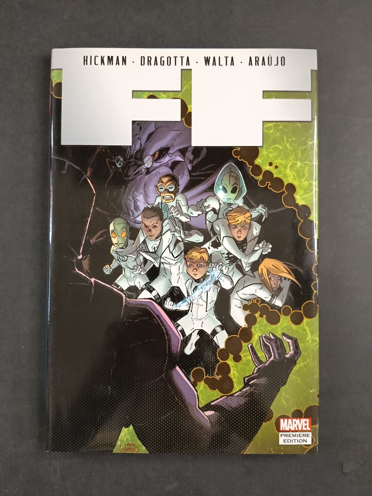 Fumetto MARVEL FF volume 4 Hickman-Dragotta-Walta-Araujo (inglese)