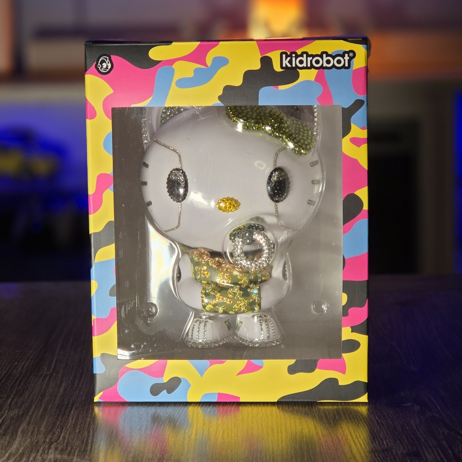IAMRETRO X QUICCS — SWAROVSKI CRISTALLO VERDE MIMETICO HELLO KITTY SDCC LE 5/32 