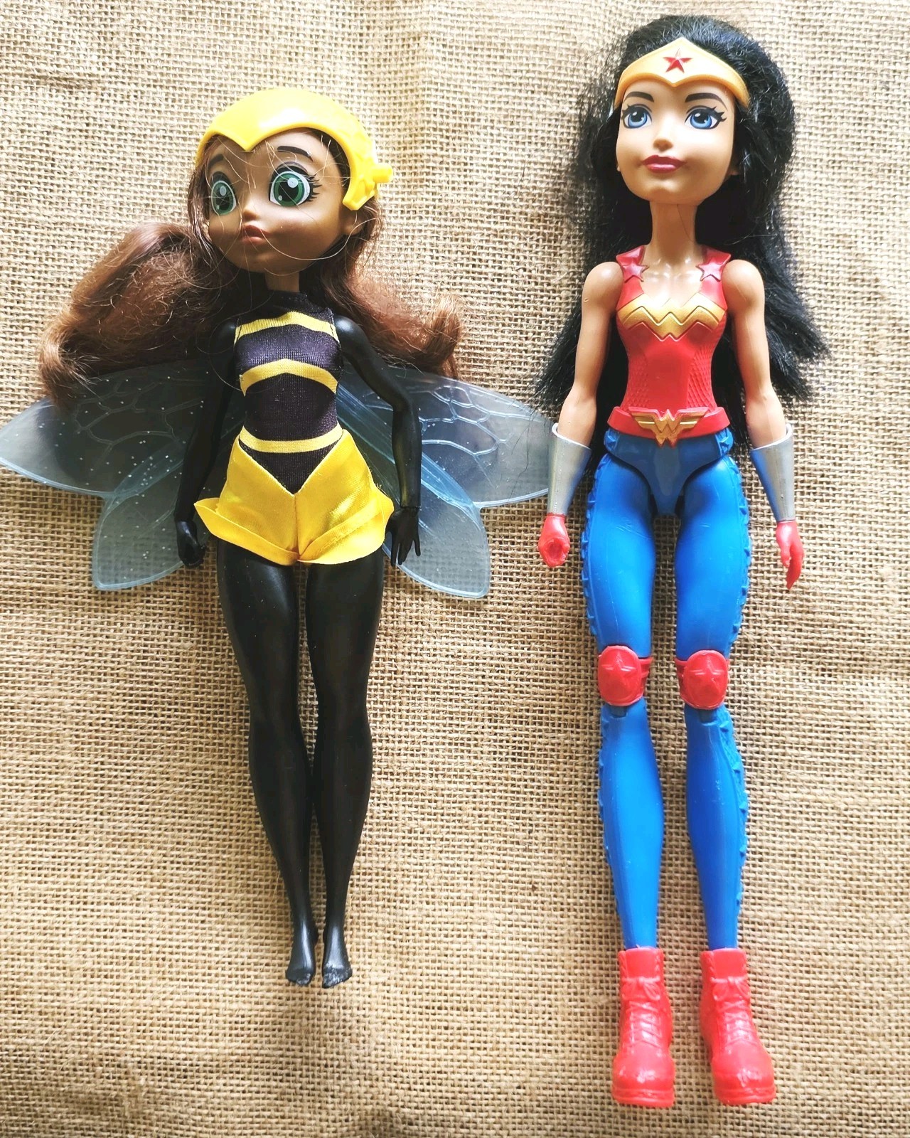 2 DC Comics Super Hero Girls 10,5" Bumble Bee & 12,5" Wonder Woman Azione...