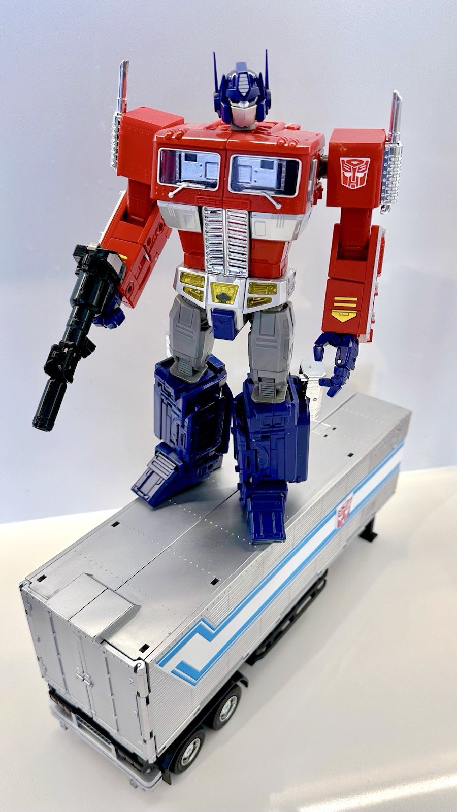 CLEARANCE】 Transformers MP-10 Optimus Prime G1 with Trailer & Gun 