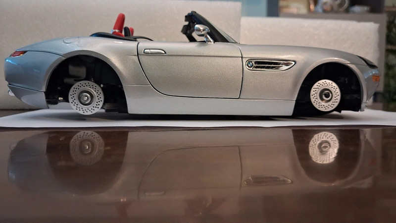 BMW Z8 senza ruote scala 1:18. Prezzo fermo