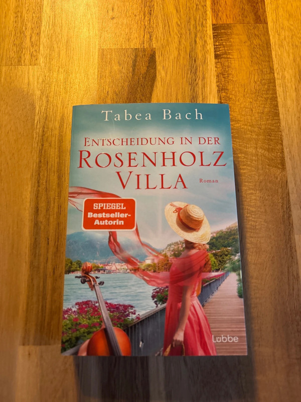 Buch „Rosenholz Villa“