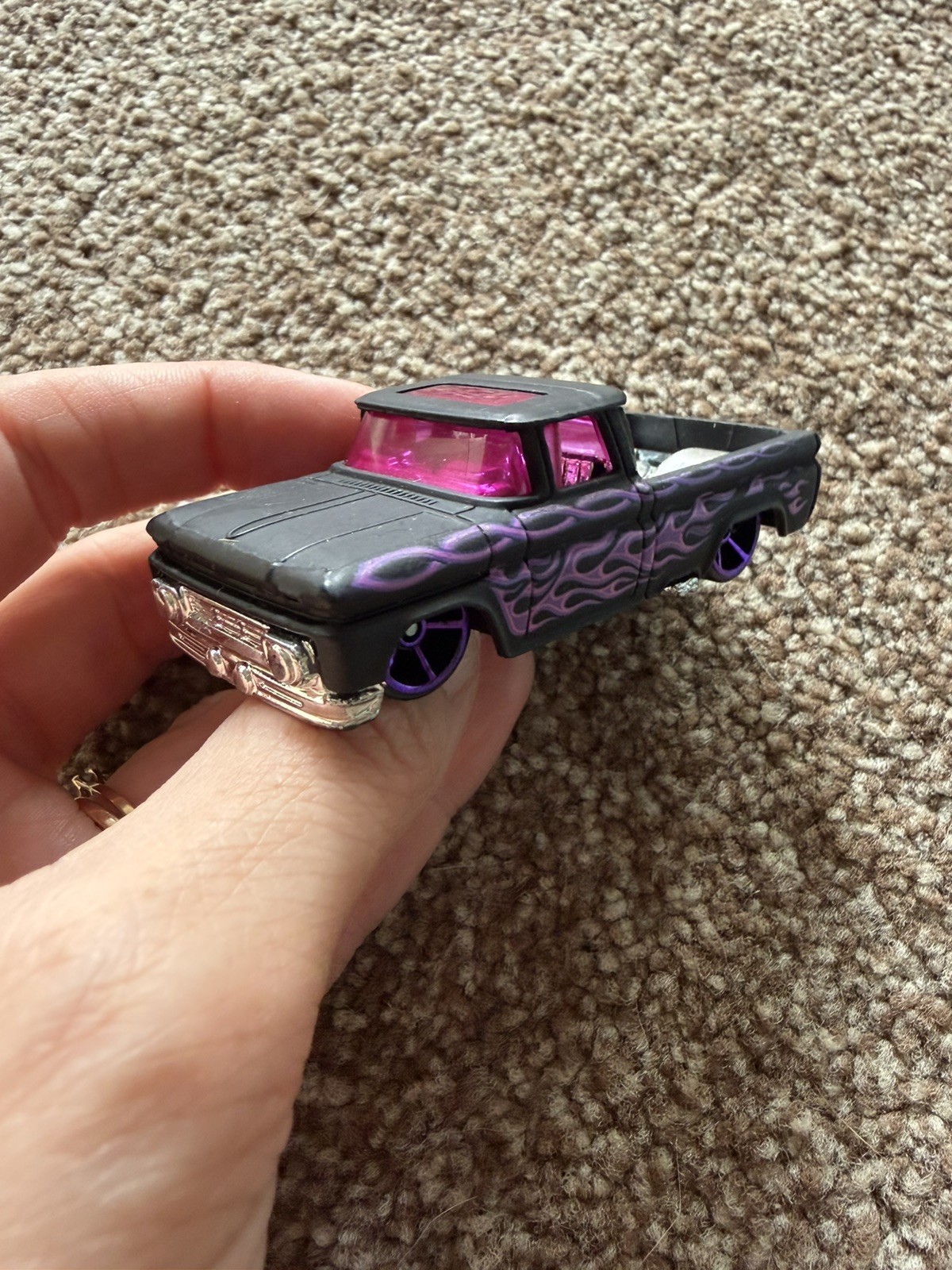 Hot Wheels Custom '62 Chevy 1:64 Diecast Nero Viola Fiamme Motore Cromato