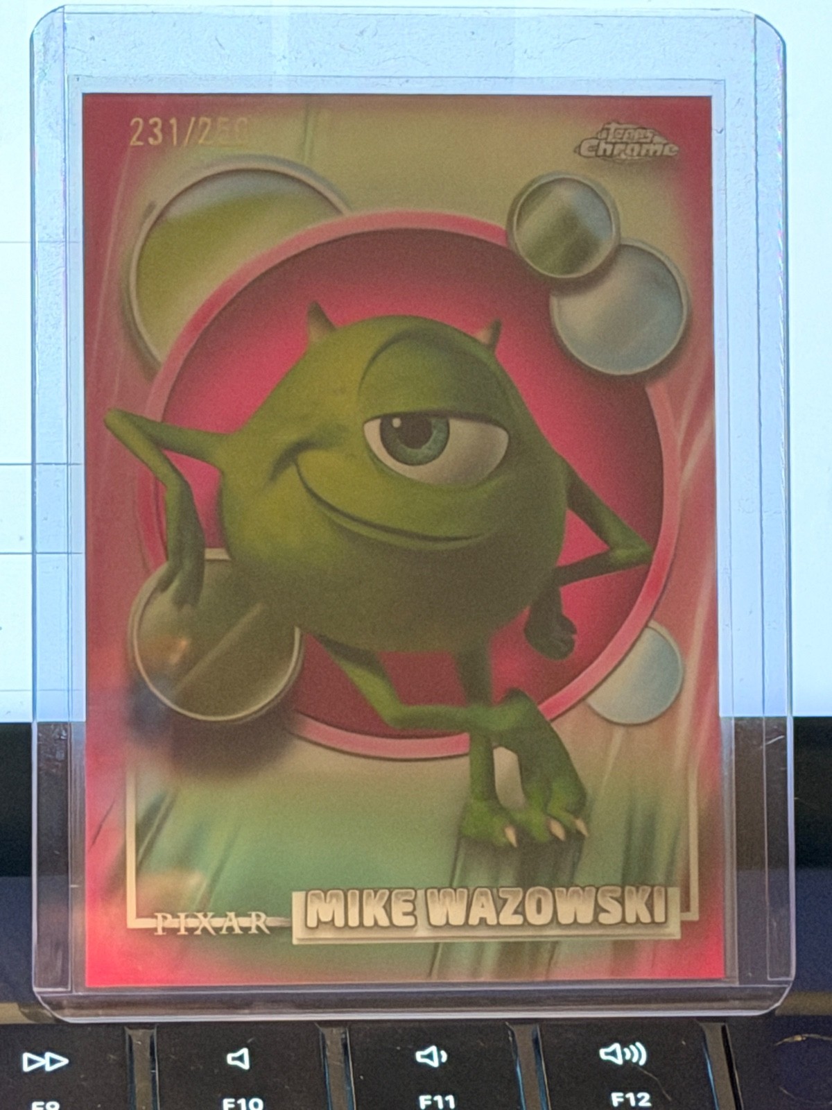 2026 Topps Chrome Disney Mike Wazowski rifrattore rosa /250