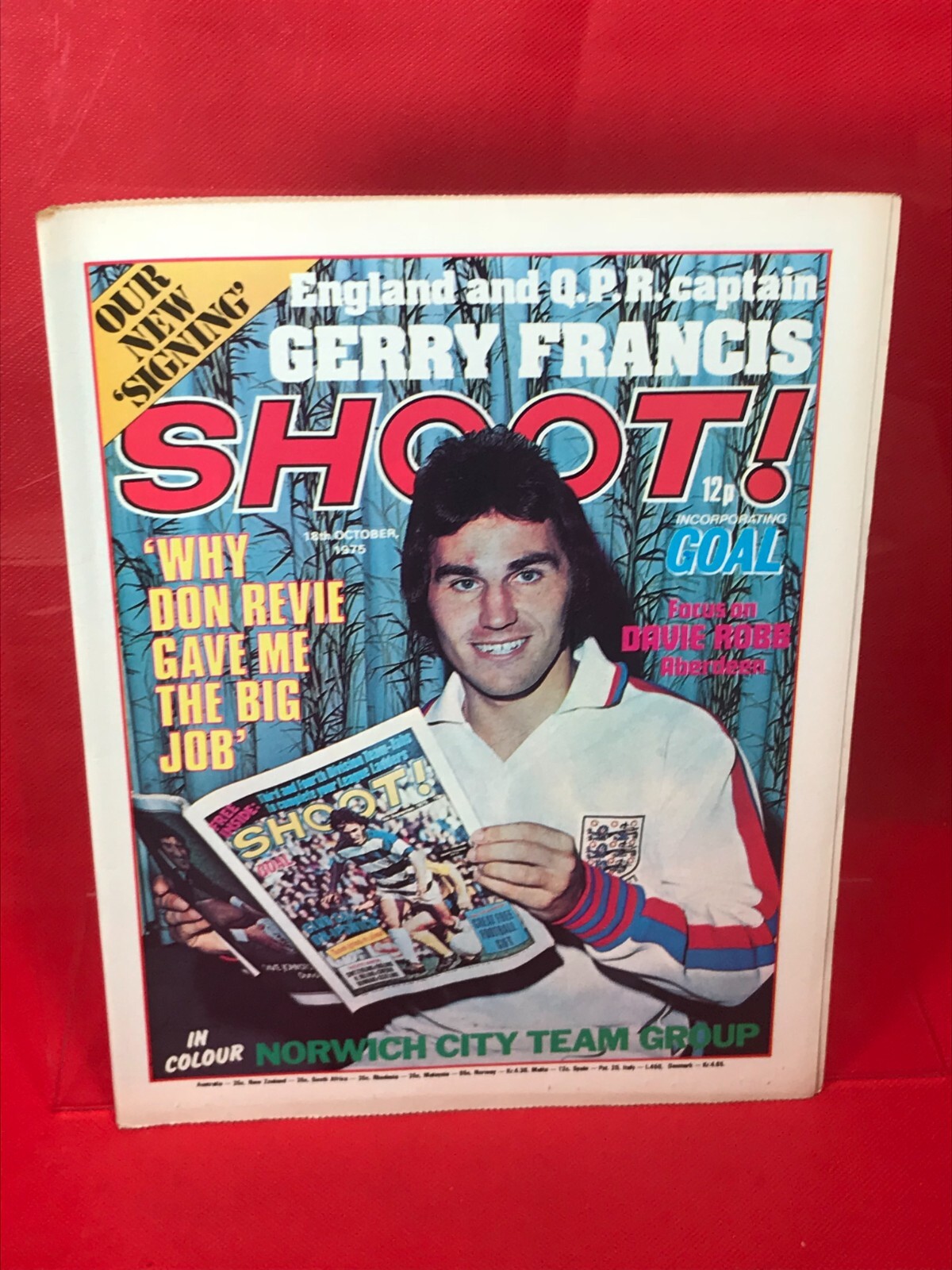 SHOOT 18th October 1975  SOCCER Fulham Norwich City FOOTBALL MAGAZINE