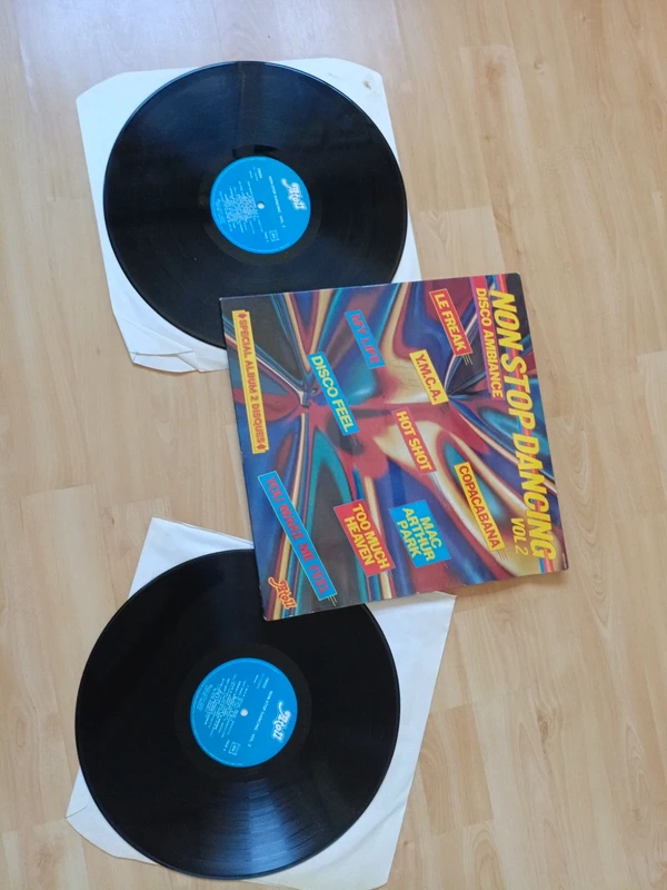 2 Vinyles vintage – Touch of love + Non-Stop dancing disco ambiance vol. 2