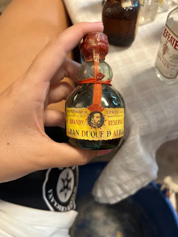 este botellín en miniatura de Brandy Gran  de Alba Reserva de Zoilo Ruiz-Mateos