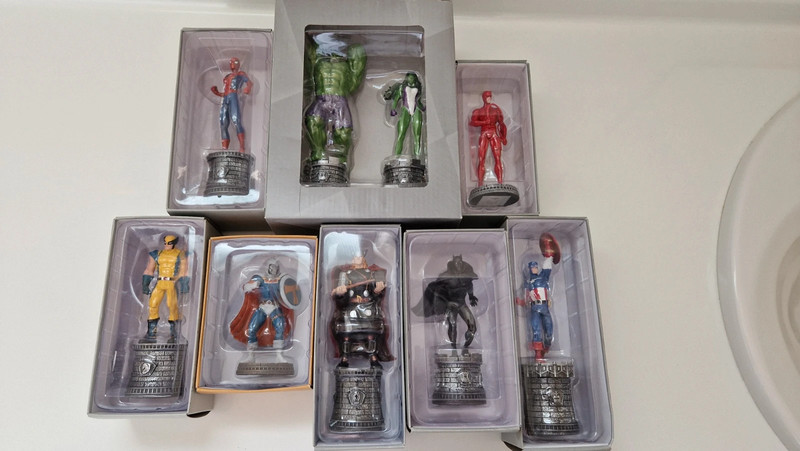 Lot 9 figurines Marvel échiquier