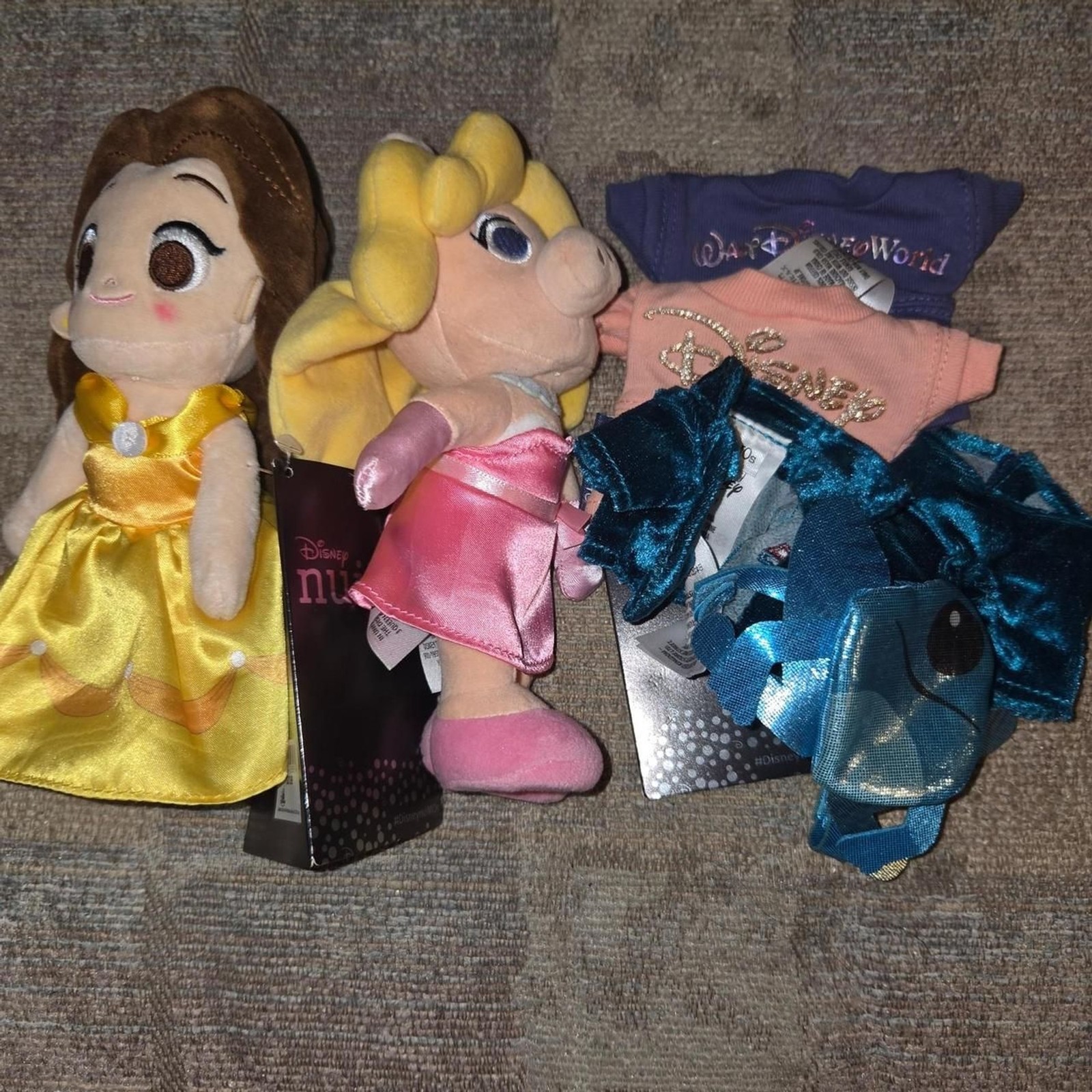 Lotto bundle peluche Disney nuiMO - maglie Belle, Miss Piggy e 50th Spirit + punto