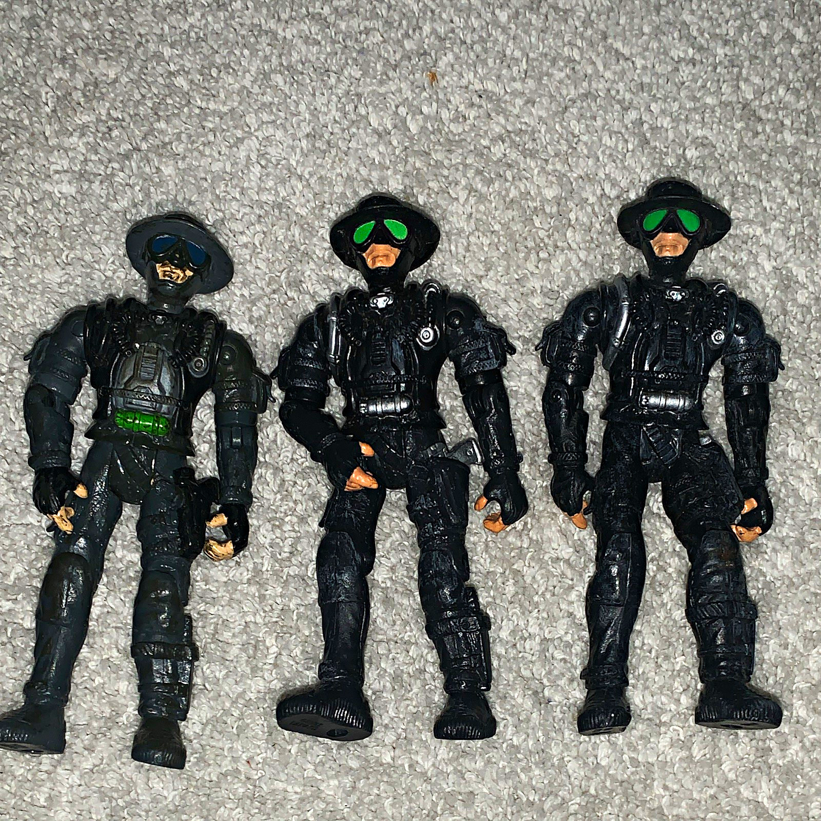 Set action figure soldato Lanard 3 pezzi nero con cappelli e occhiali verdi plastica