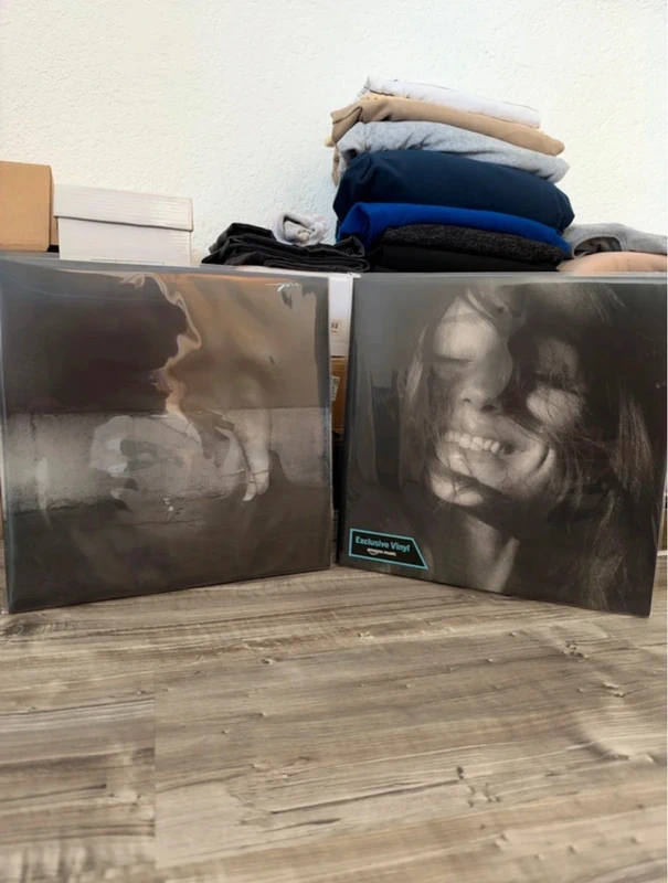 x2 Bundle Ariana Grande Petal Vinyl